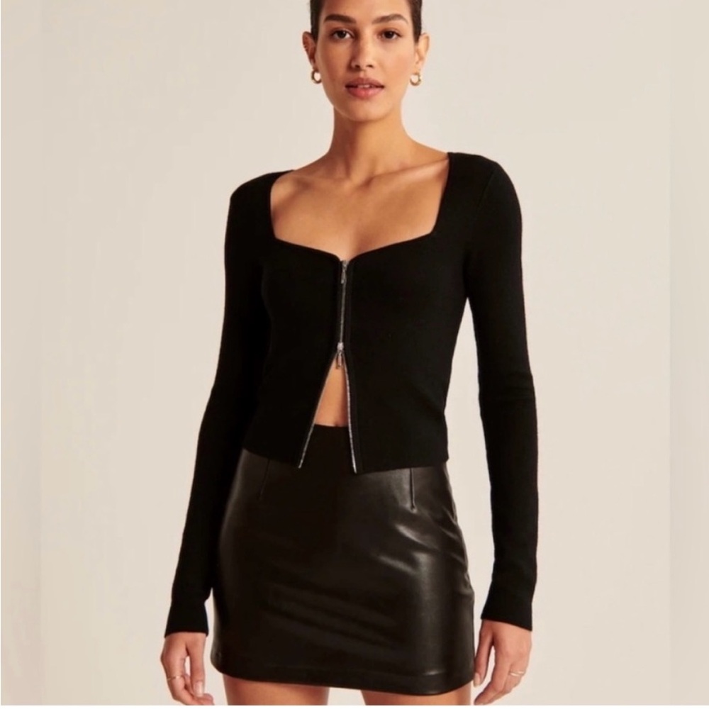 Abercrombie & Fitch Front Zip Sweater in Black / Size XS